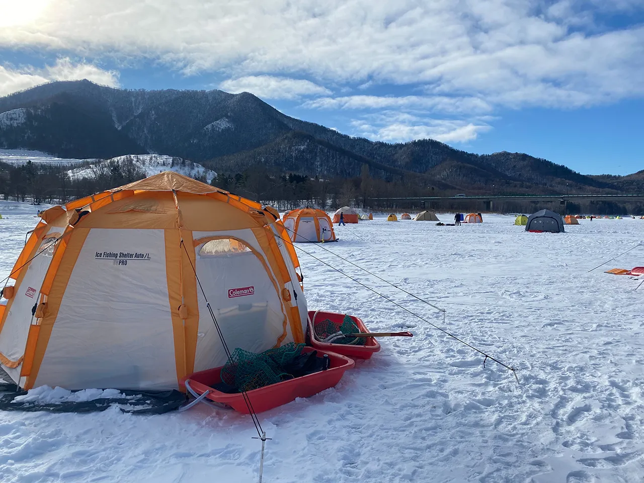 氷上で行うワカサギ釣り体験
