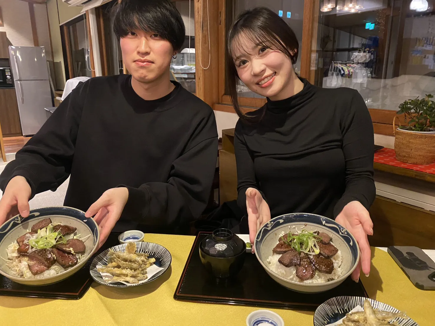 北海道グルメを楽しむ参加者