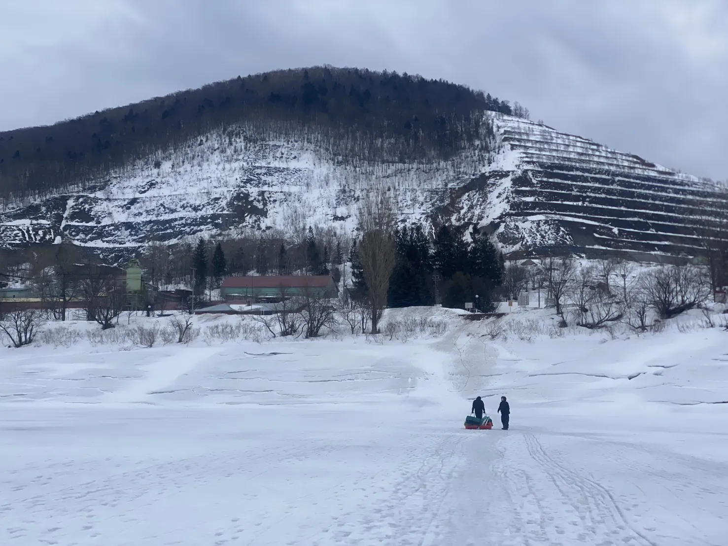 冬の金山湖の雪景色
