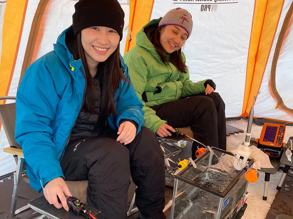 氷上でワカサギ釣りを楽しむ参加者