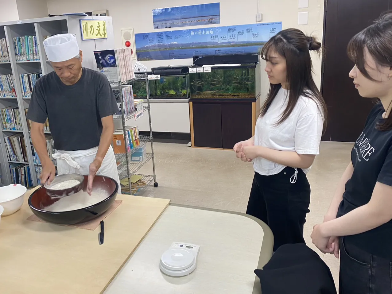 蕎麦打ち名人の平間さんによる蕎麦打ち体験
