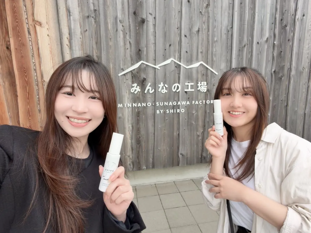 SHIROで香りを楽しむ様子